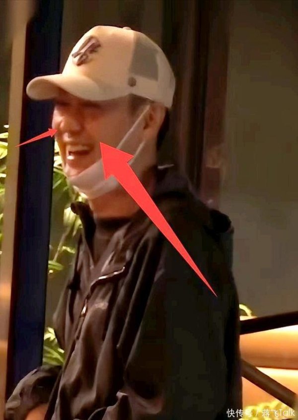 联丰配资 辛柏青近况曝光，聚餐笑出褶子，身旁美女引热议，一个举动败好感